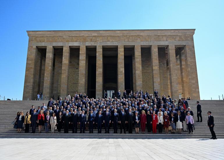 Bakan Fidandan Anıtkabir ve şehitlik ziyareti