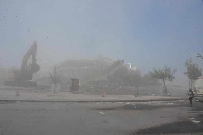 Hasarlı binalardaki yıkımın yarattığı toz bulutu kansere ve solunum hastalıklarına sebep oluyor