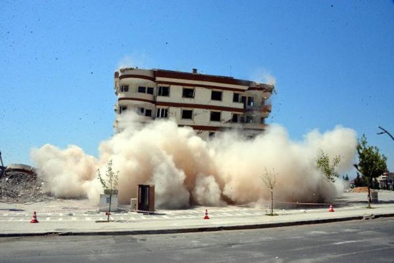 Hasarlı binalardaki yıkımın yarattığı toz bulutu kansere ve solunum hastalıklarına sebep oluyor