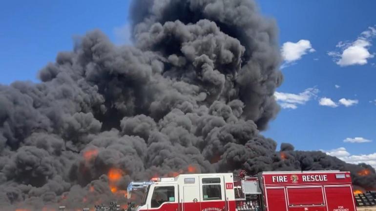 ABD’deki plastik atık geri dönüşüm fabrikasında dev yangın