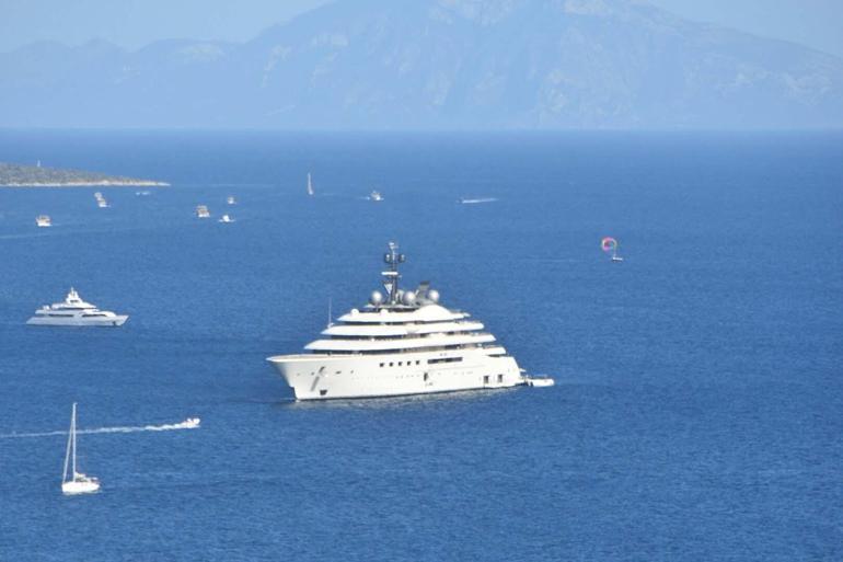 Manchester Citynin sahibi Şeyh Mansurun yatı Bodrumda