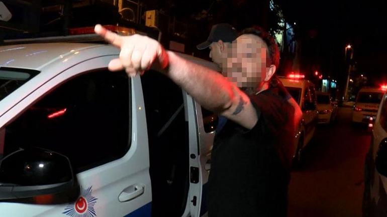 Kadıköyde denetime takılan alkollü sürücünün arkadaşları polise zor anlar yaşattı