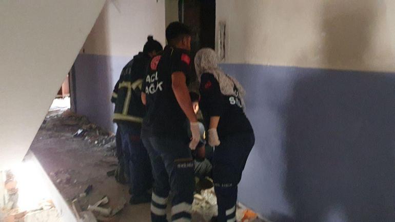 Boşaltılan binada asansör halatını sökerken 8inci kattan boşluğa düştü