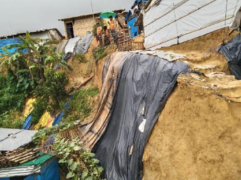 Muson yağmurları, dünyanın en büyük mülteci kampında sele neden oldu