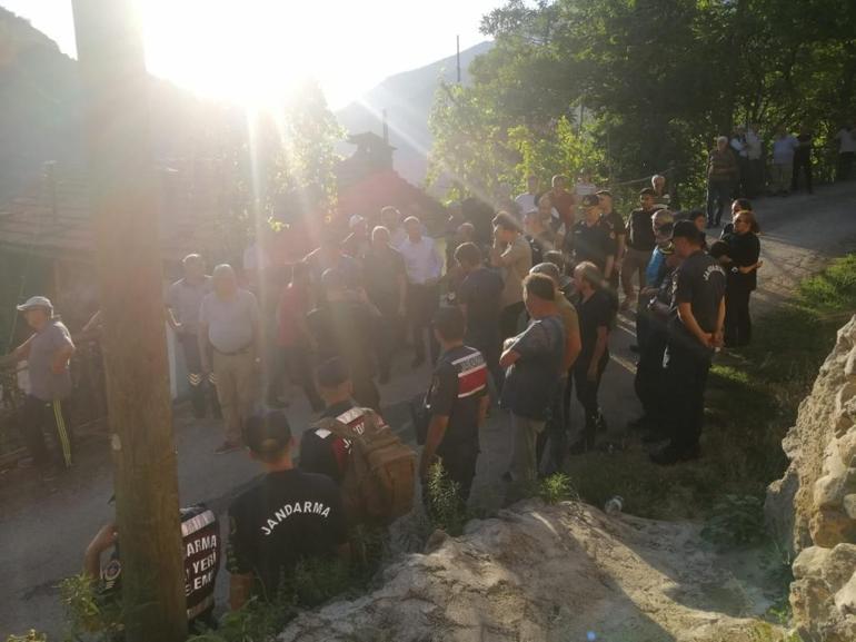 Artvin’de köyde çıkan yangında 5 ev, 2 samanlık, 2 ahır ve 1 traktör kullanılmaz hale geldi