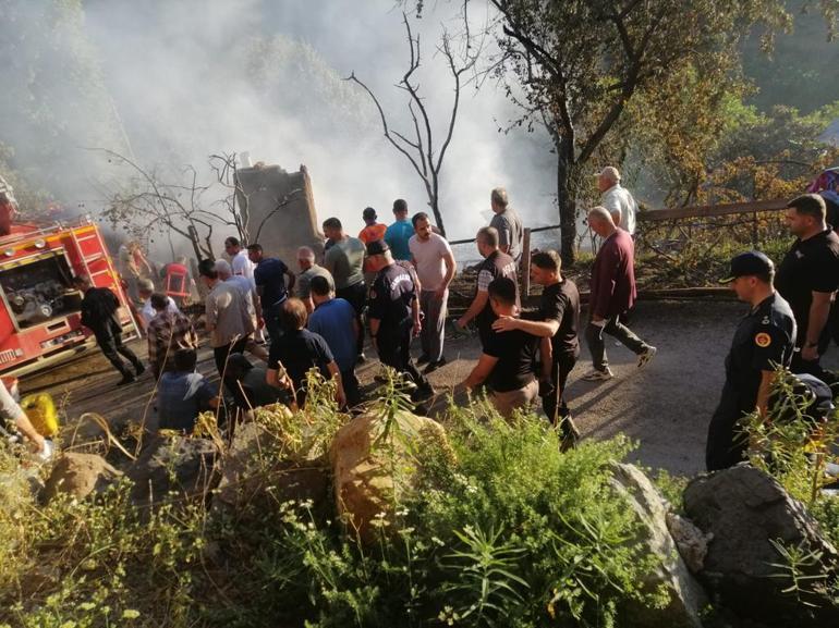 Artvin’de köyde çıkan yangında 5 ev, 2 samanlık, 2 ahır ve 1 traktör kullanılmaz hale geldi