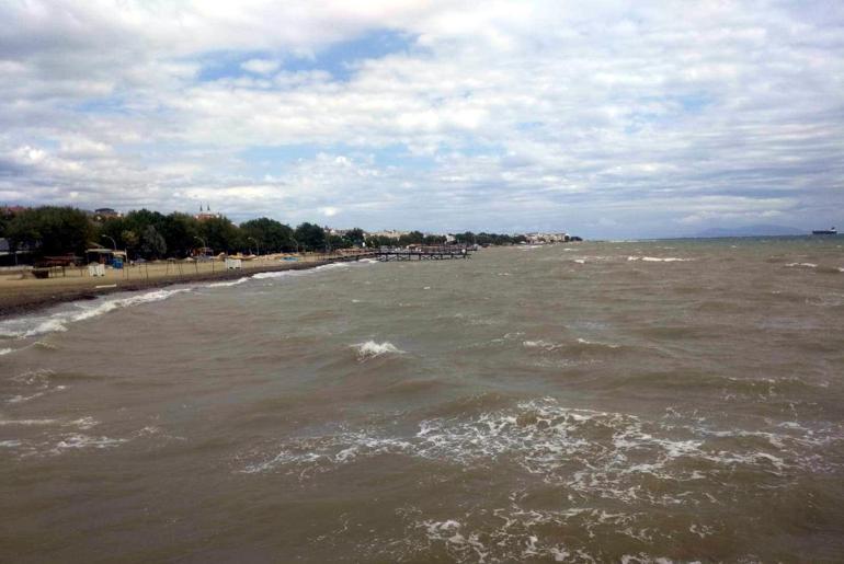 Fırtınanın etkili olduğu Şarköyde denize girmeyin anonsu