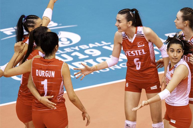 19 Yaş Altı Kız Voleybol Milli Takımı namağlup yarı finalde