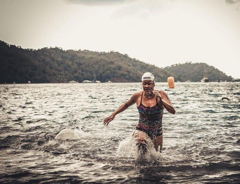 Aysu Türkoğlu Kuzey Kanalı’nı yüzerek geçen ilk Türk kadın oldu