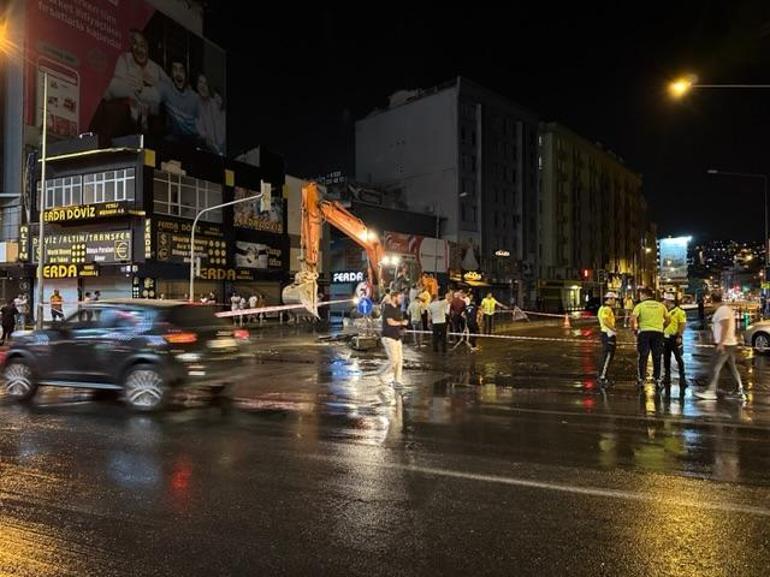 İzmir’de su borusu patladı, cadde ulaşıma kapatıldı