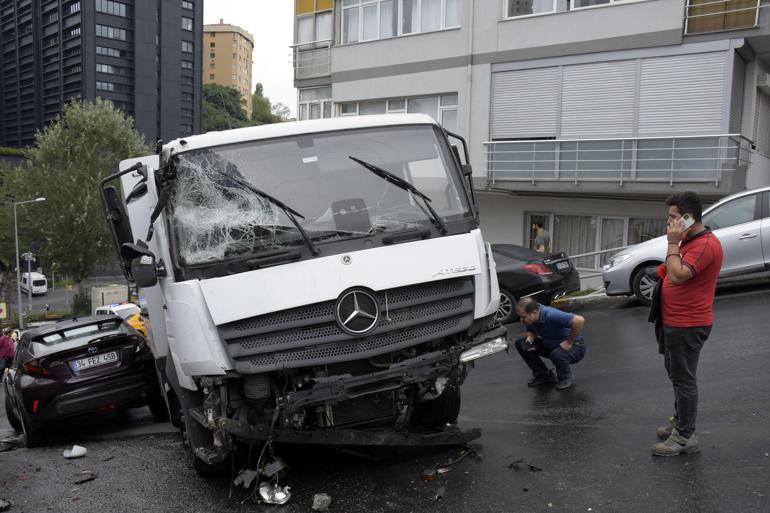 Şişlide kayganlaşan yolda yokuş aşağı kayan kamyon 7 araca çarptı