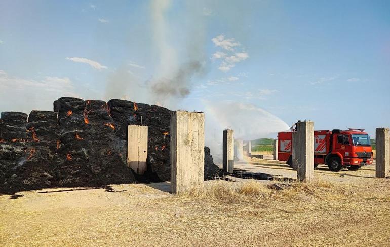 Traktörde çıkan yangın 150 ton saman balyasını küle çevirdi; o anlar kamerada