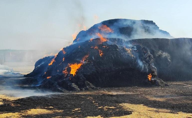 Traktörde çıkan yangın 150 ton saman balyasını küle çevirdi; o anlar kamerada