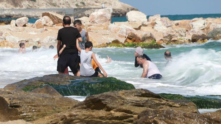 Arnavutköyde yasağa rağmen sahile akın ettiler