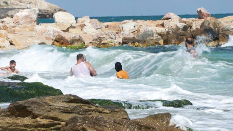 Arnavutköyde yasağa rağmen sahile akın ettiler