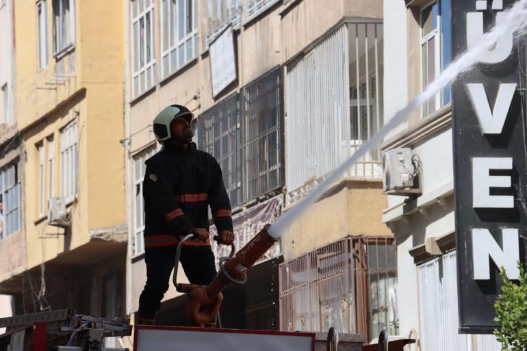 Bankanın çatısındaki klimanın motoru patladı, çıkan yangın söndürüldü