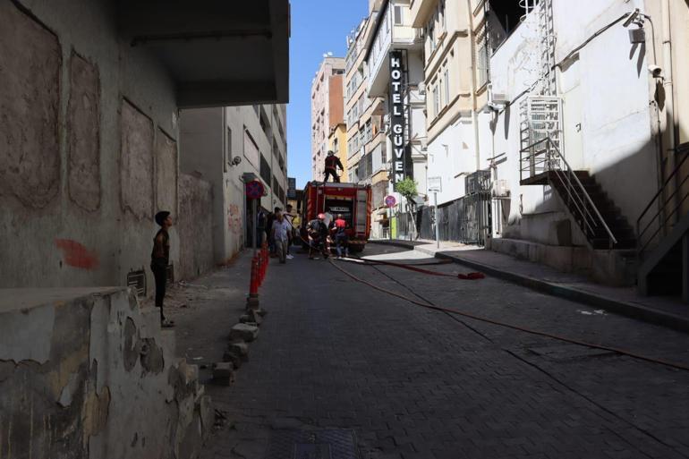 Bankanın çatısındaki klimanın motoru patladı, çıkan yangın söndürüldü