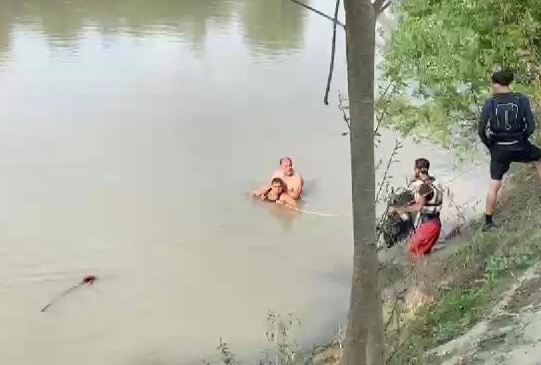 Melen Çayına düşen kişiyi rafting yapan sporcular kurtardı