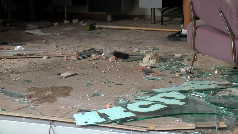 Kadıköyde otomobil berbere girdi: 1’i çocuk 4 yaralı