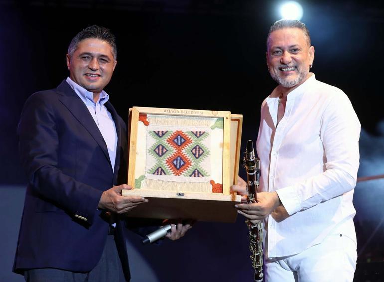 Aliağa Sanat Günlerinde Hakan Altun ve Hüsnü Şenlendirici sahne aldı