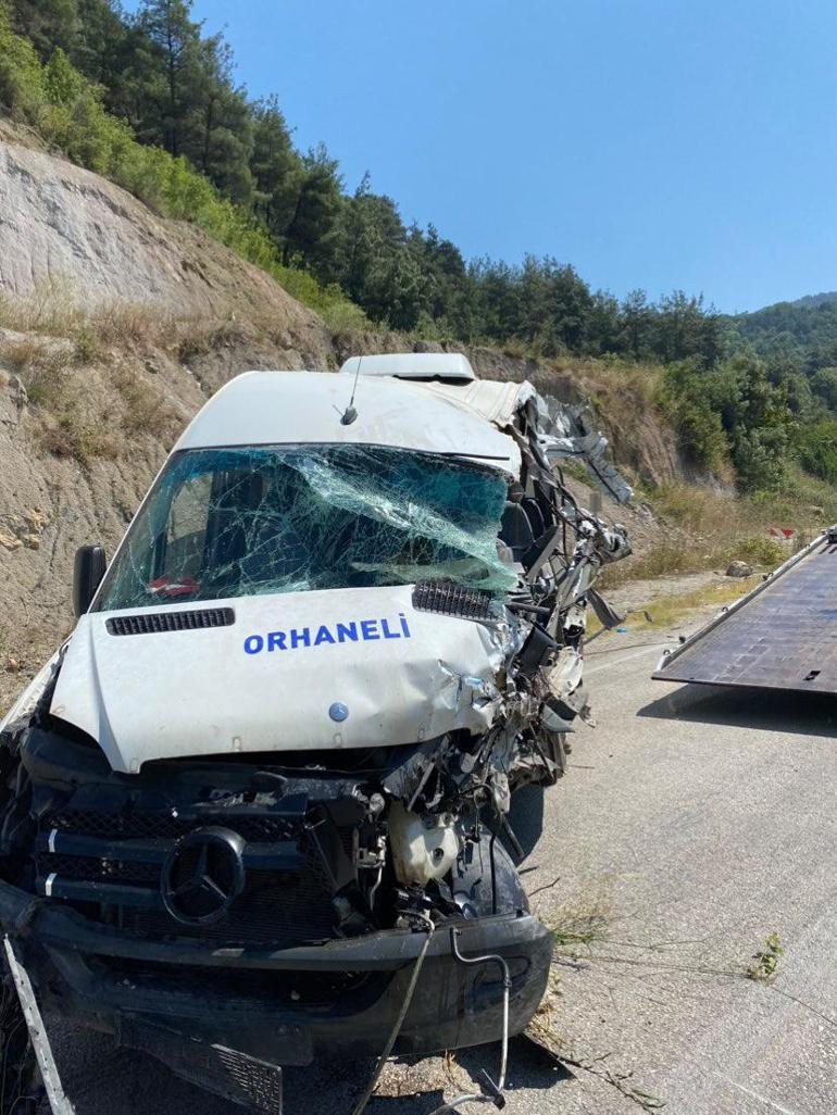 Bursada yolcu minibüsü ile kamyon çarpıştı: 1 ölü, 5 yaralı