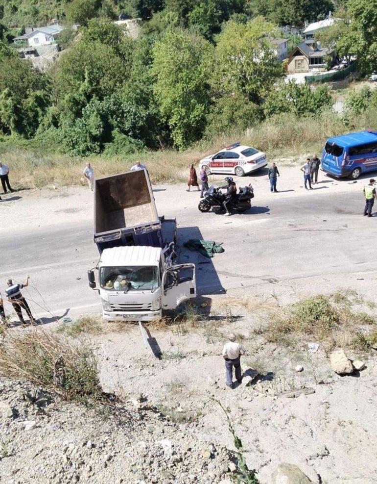 Bursada yolcu minibüsü ile kamyon çarpıştı: 1 ölü, 5 yaralı