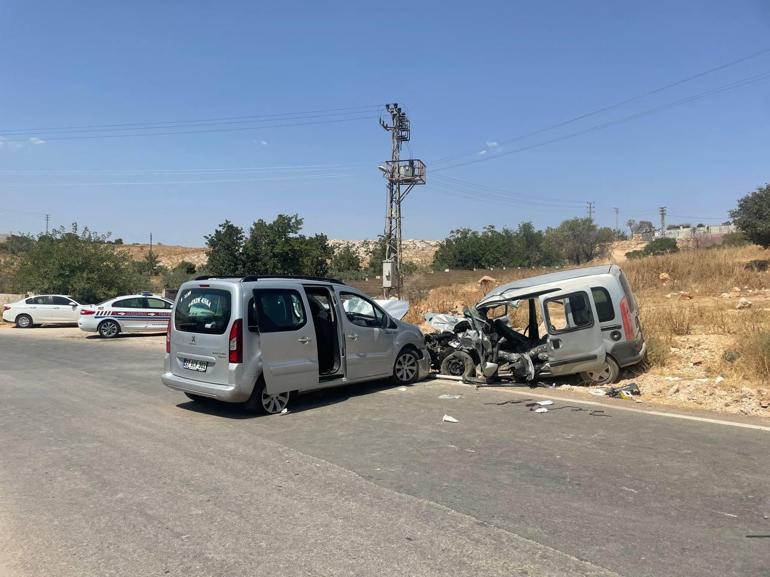 Gaziantepte 2 hafif ticari araç çarpıştı: 1 ölü, 8 yaralı