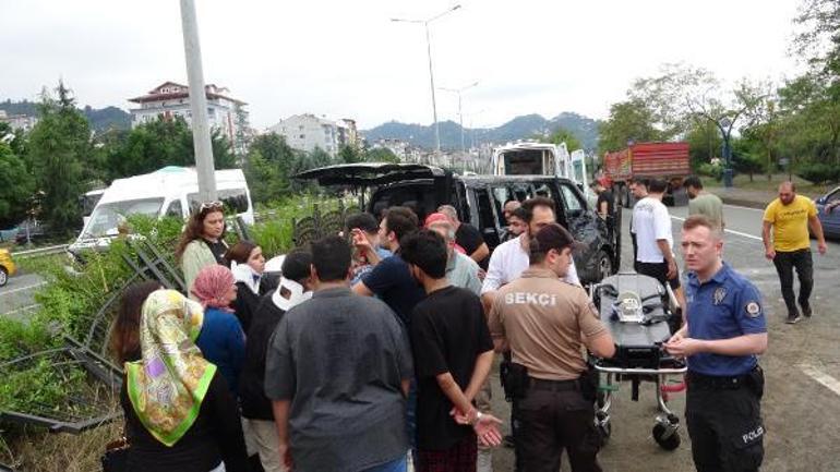 Trabzonda turistleri taşıyan minibüs devrildi: 3ü ağır 6 yaralı