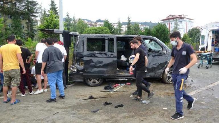 Trabzonda turistleri taşıyan minibüs devrildi: 3ü ağır 6 yaralı