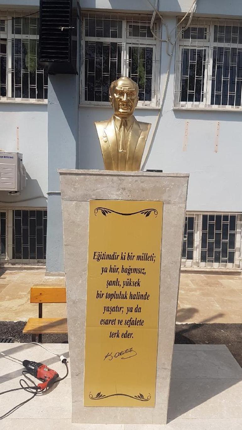 Maskeli saldırgan, Atatürk büstüne balyozla zarar verdi