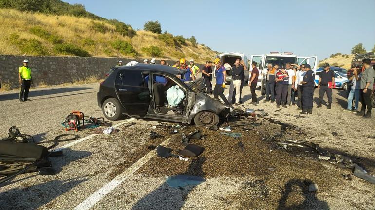 Adıyamanda kamyonet ile otomobil çarpıştı: 4 ölü, 3 yaralı