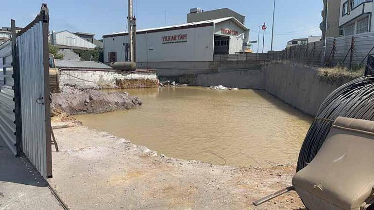 Ataşehirde temel kazısında su borusu patladı, inşaat alanı göle döndü