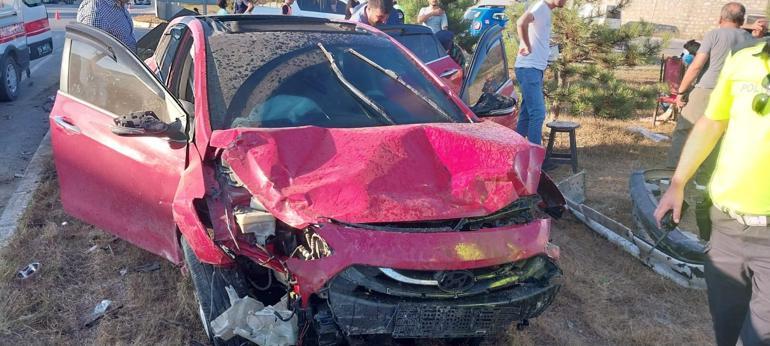 Kavşakta otomobiller çarpıştı: 1 ölü, 7 yaralı