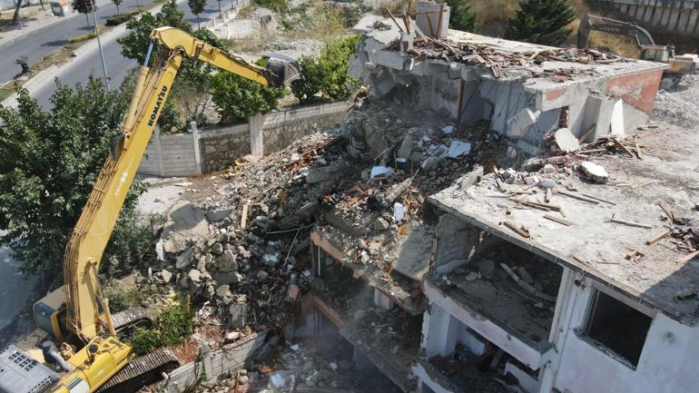 Büyükçekmece’de Marmara Depremi’nin 24’üncü yılında 70 daire yıkıldı