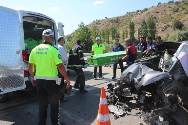 Otomobil bariyerlere çarptı; 1 ölü, 1 yaralı