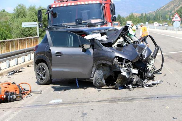 Otomobil bariyerlere çarptı; 1 ölü, 1 yaralı