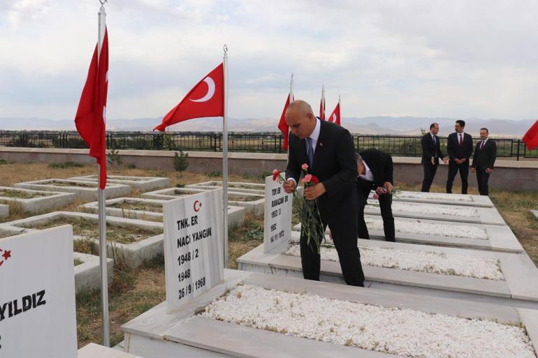Ağrı Valisi Koç, şehitlik ziyaretiyle görevine başladı