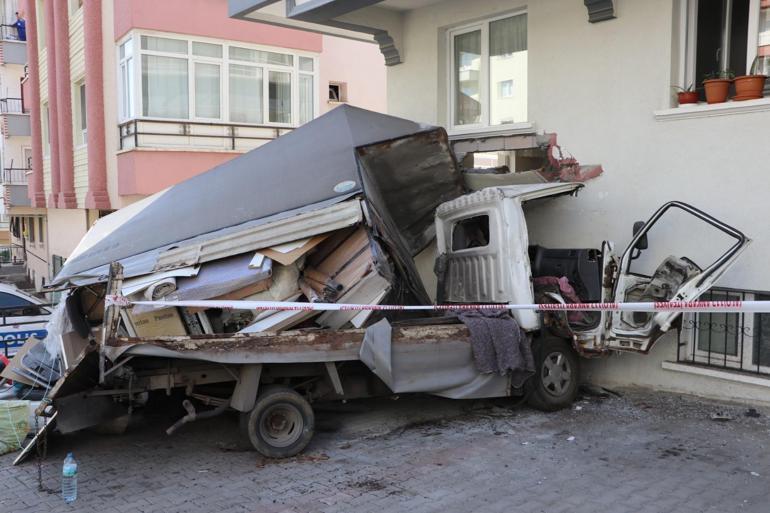 Apartmanın duvarına çarpan kamyonetin sürücüsü öldü