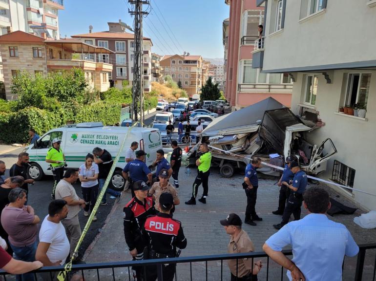 Apartmanın duvarına çarpan kamyonetin sürücüsü öldü