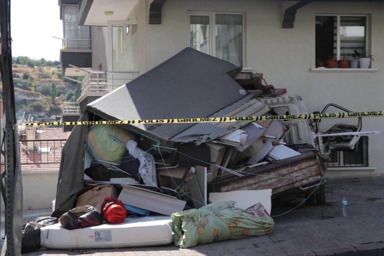 Apartmanın duvarına çarpan kamyonetin sürücüsü öldü