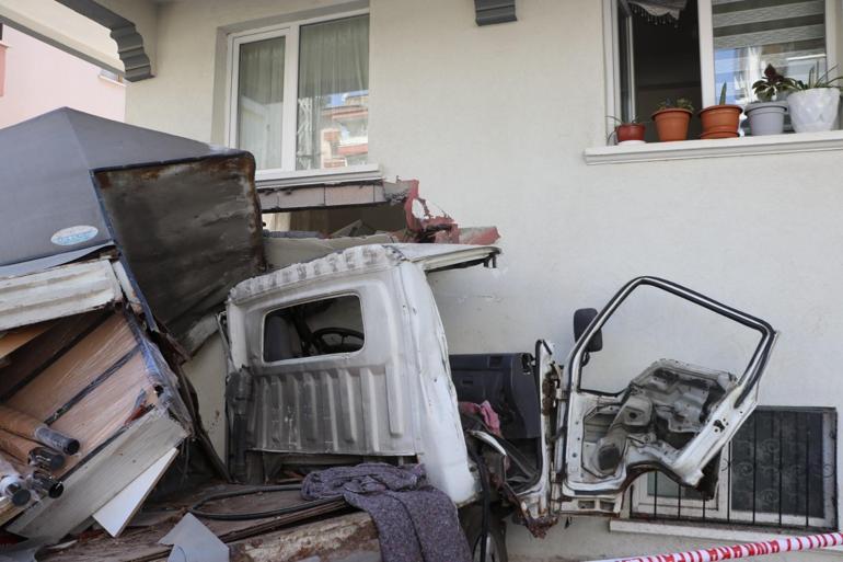 Apartmanın duvarına çarpan kamyonetin sürücüsü öldü