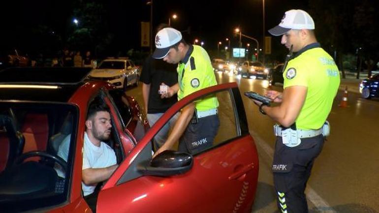 Kadıköyde trafik denetiminde cam filminden ceza yedi; habercilere tepki gösterdiler