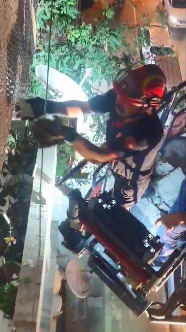 Avcılarda binadan dış cephe kaplamasının parçaları döküldü