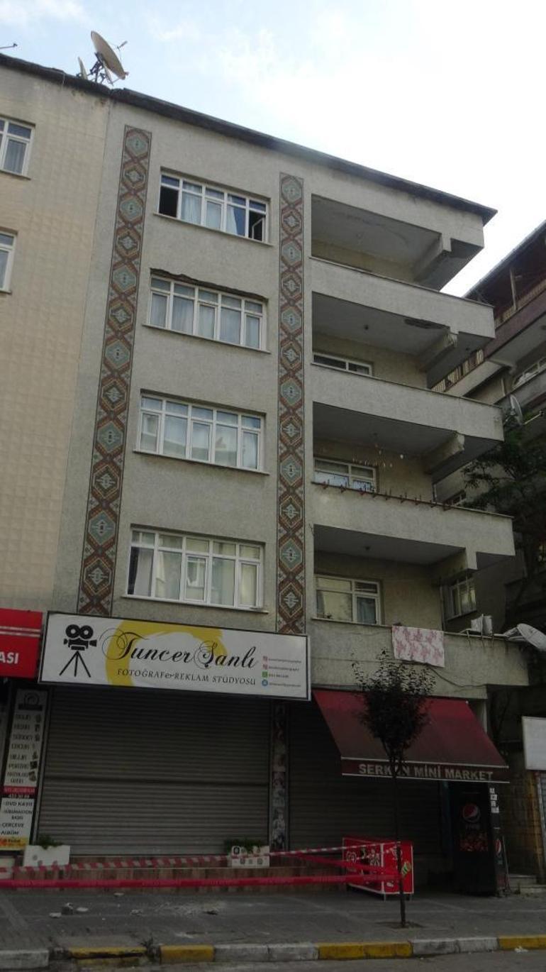 Avcılarda binadan dış cephe kaplamasının parçaları döküldü