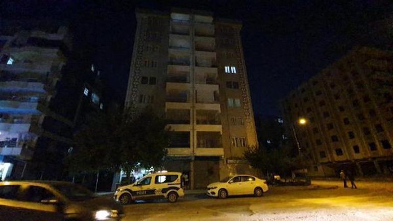 Annesine şiddet uygulayıp rehin aldı, eşyaları sokağa fırlattı