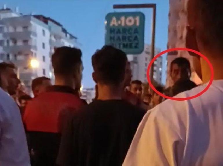 Annesine şiddet uygulayıp rehin aldı, eşyaları sokağa fırlattı