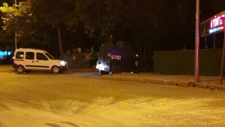 Annesine şiddet uygulayıp rehin aldı, eşyaları sokağa fırlattı