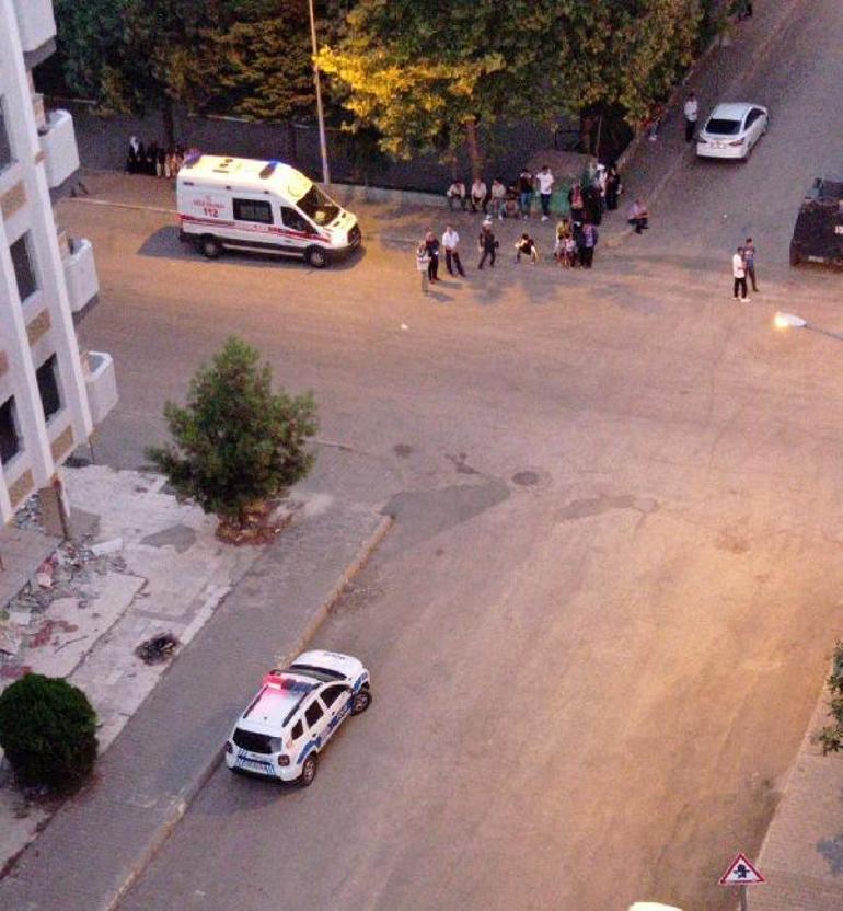 Annesine şiddet uygulayıp rehin aldı, eşyaları sokağa fırlattı