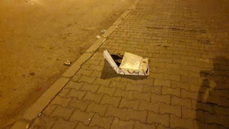 Annesine şiddet uygulayıp rehin aldı, eşyaları sokağa fırlattı