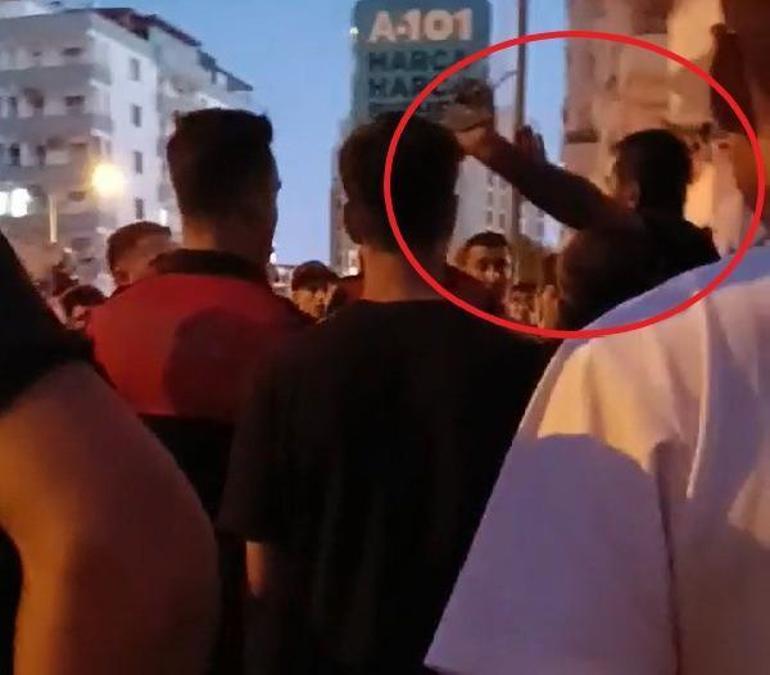 Annesine şiddet uygulayıp rehin aldı, eşyaları sokağa fırlattı